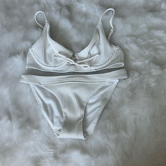 Hollister bikini size xs. White. Great condition!! - Picture 1 of 4